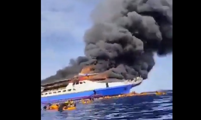 KM Barcelona V Terbakar, Penumpang Berlompatan ke Laut